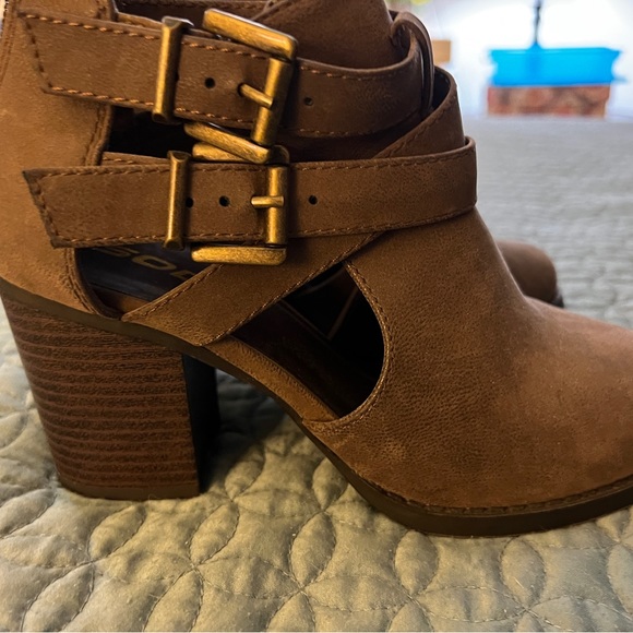 Soda Cambridge chunky heel boots.  Size 6 - Picture 6 of 9